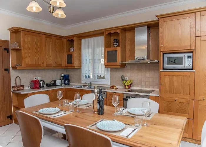 Anthoula Willa Katávolos